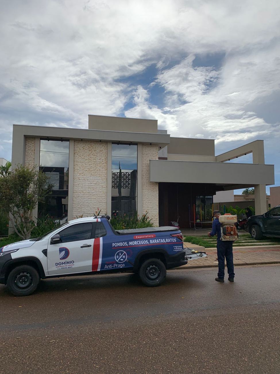 Equipe Domínio Controle de Pragas em atendimento